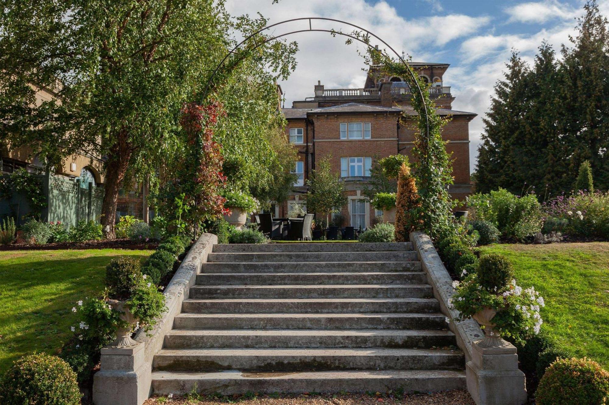 Oatlands Park Hotel Weybridge Exteriör bild